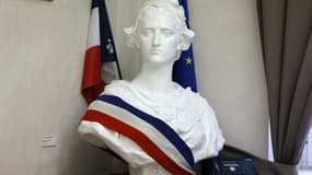 Un buste de Marianne et un téléphone dans une mairie de France, en 2021