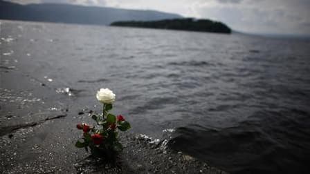Rose à la mémoire des victimes de la tuerie d'Utoya, non loin de l'île. Anders Behring Breivik, l'homme qui a revendiqué cette attaque et l'attentat d'Oslo, a affirmé aux enquêteurs avoir agi seul. /Photo prise le 1er août 2011/REUTERS/Stoyan Nenov
