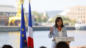La maire de Paris a annoncé sa candidature ce dimanche depuis les docks de Rouen. 