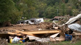 Des maisons largement détruites après le passage de l'ouragan Hélène, à Fairview, en Caroline du Nord, aux États-Unis, le 30 septembre 2024