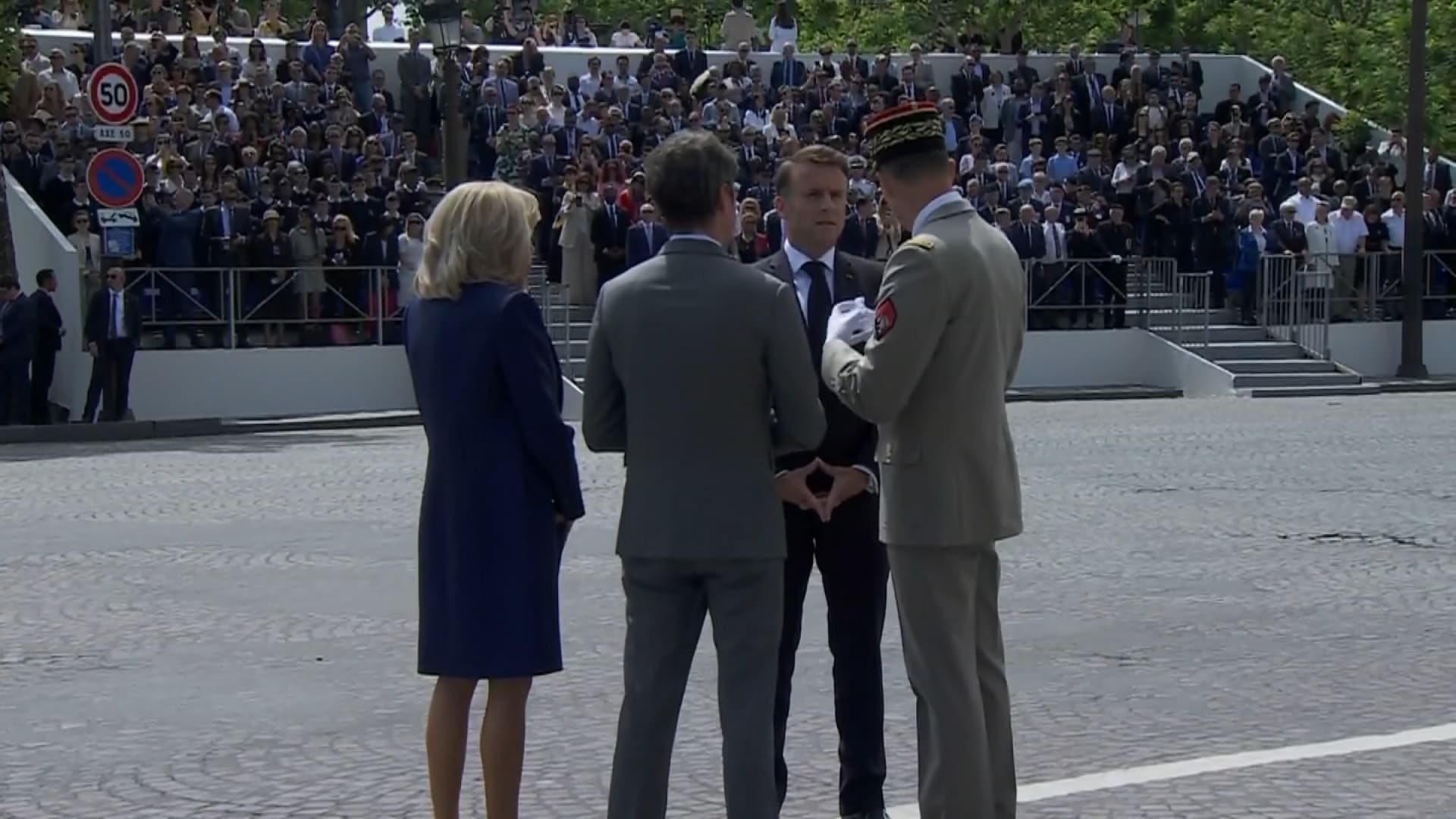 Emmanuel Macron attend l'arrivée de Joe Biden près de l'Arc de Triomphe à Paris pour le ravivage de la flamme du Soldat inconnu, le 8 juin 2024