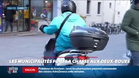 "C’est un grand n’importe quoi": quand les municipalités font la chasse aux livreurs en scooter dans les zones piétonnes