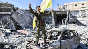 Un combattant des FDS savoure sa victoire à Raqqa, le 17 octobre. 