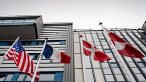 Les drapeaux américain, français, danois et groenlandais à Nuuk au Groenland, le 14 juin 2025