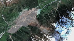 À gauche, le village de Blatten, en Suisse, avant l'éboulement, à droite, le même village après l'éboulement, le glacier du Birch bien visible à proximité, le 29 mai 2025