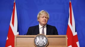 Le Premier ministre britannique Boris Johnson lors d'une conférence de presse à Downing Street, à Londres, le 27 novembre 2021