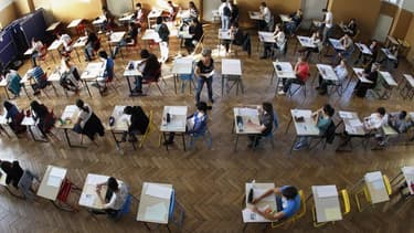 Selon un sondage effectué par l'institut LH2 pour le Nouvel Observateur, 71% des Français sont opposés à une suppression du baccalauréat, examen emblématique et rite de passage dans le système éducatif en France. /Photo d'archives/REUTERS/Vincent Kessler