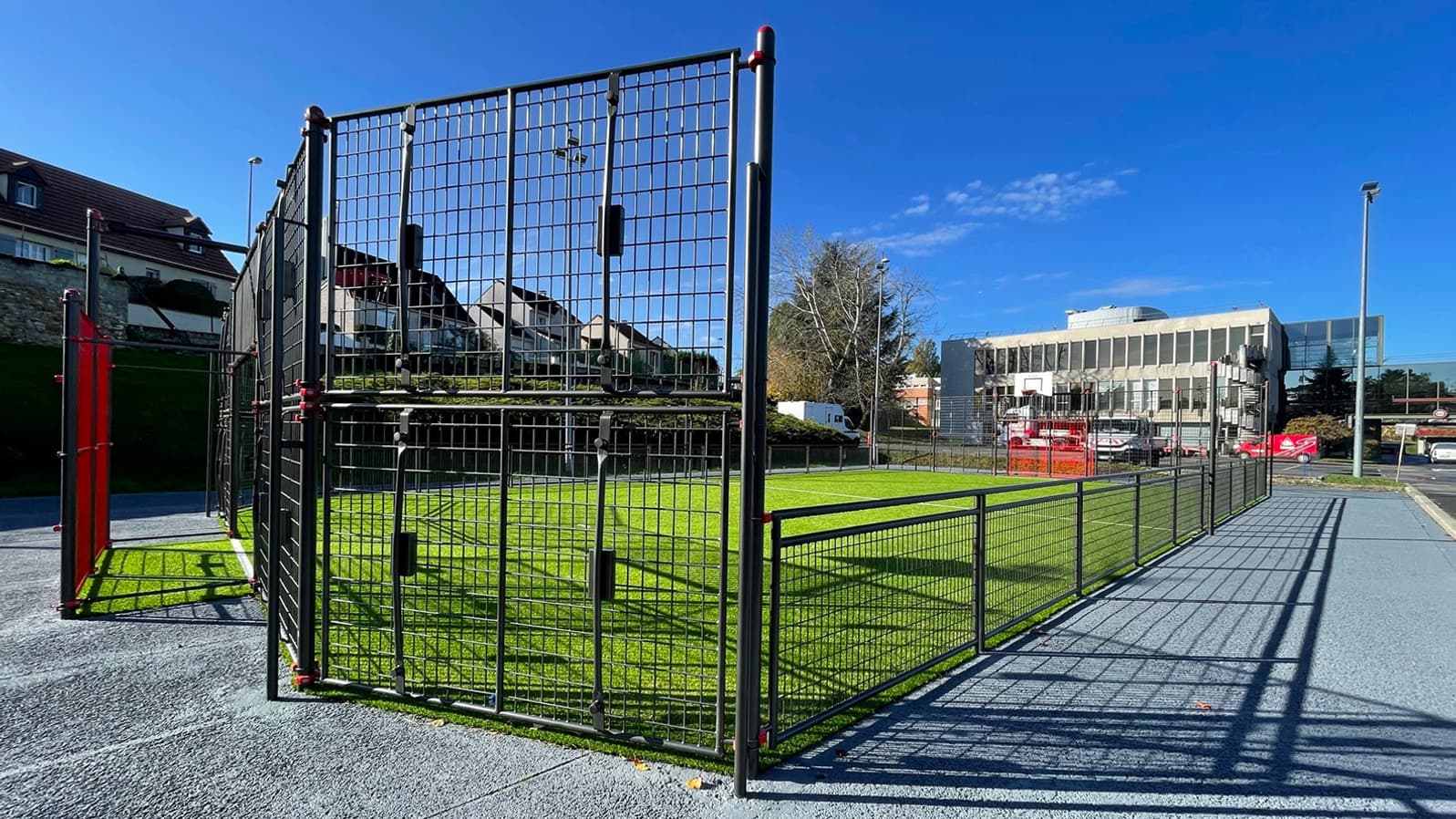 Ambiance Concept intervient aussi sur des aménagements extérieurs comme des city stades et espaces de work out. Ambiance Concept intervient aussi sur des aménagements extérieurs comme des city stades et espaces de work out.