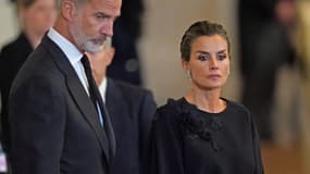 Felipe VI et Letizia se recueillant devant le cercueil de la reine Elizabeth, le 18 septembre 2022.