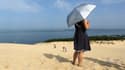 Une touriste sur la dune du Pilat, en Gironde (photo d'illustration)