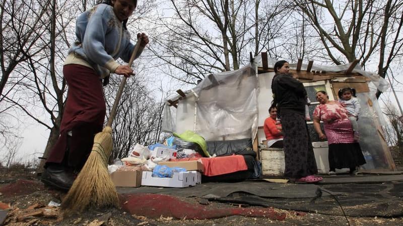 Un camp de Roms à Lille. La scolarisation des enfants roms reste défaillante en France, trois ans après un rapport du Conseil de l'Europe qui l'avait invitée à trouver "d'urgence" des solutions pour la garantir, estime l'organisation basée à Strasbourg. /