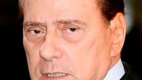Les quatre partisans de Gianfranco Fini au sein du gouvernement italien ont démissionné, fragilisant la position de Silvio Berlusconi. Ces défections n'entraîneront pas automatiquement la chute de l'équipe gouvernementale mais viennent compliquer encore l