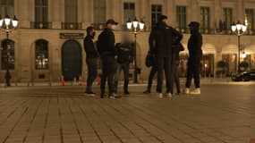 Moins d'une dizaine de policiers se sont rassemblés jeudi soir à Paris devant le ministère de la Justice suite au maintien en détention d'un collègue. 