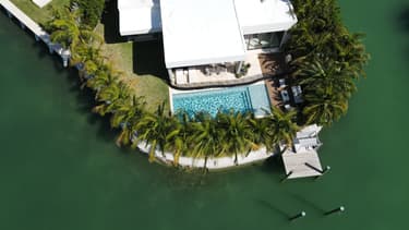 Vue d'une villa de luxe à Miami avec sa piscine et son ponton.