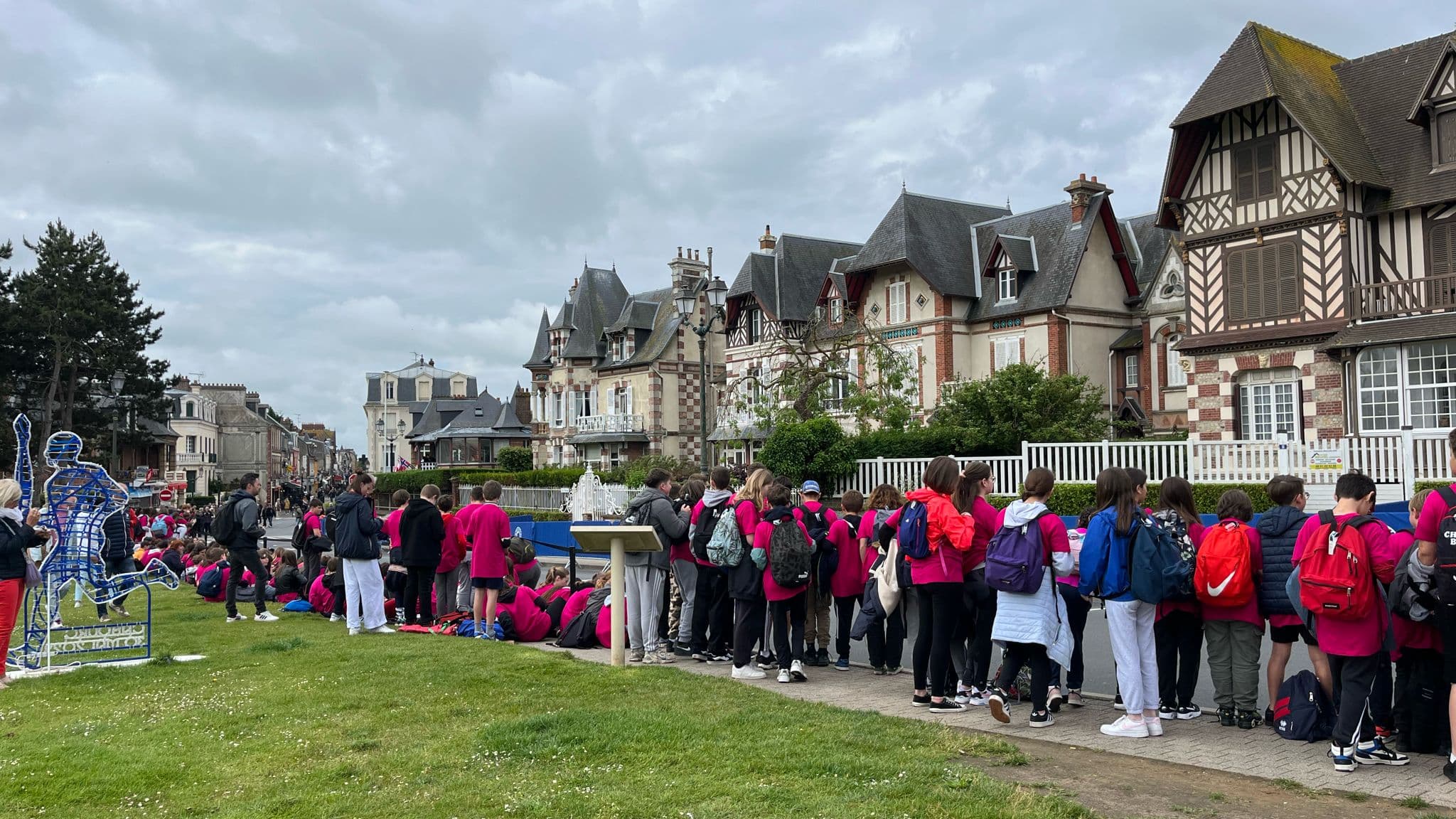 L'ambiance monte dans les rues de Cabourg, où la flamme s'élancera à 11 heures ce jeudi 30 mai. 