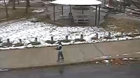 Les images de vidéosurveillance du parc montrent le jeune garçon pointer son arme factice, un jouet, sur des passants.