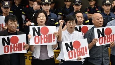 Des manifestants sud-coréens lors d'un rassemblement contre la décision du Japon de retirer la Corée du Sud de la liste des partenaires de confiance.