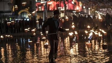 Un homme allume une bougie pour la fête des lumières à Lyon le 8 décembre 2015