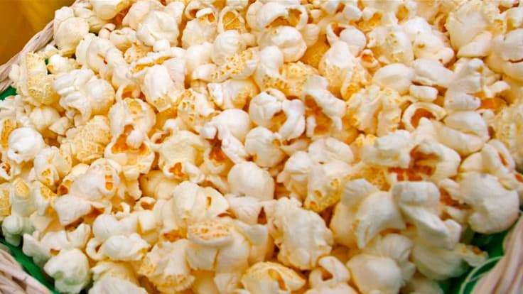 Un Américain a obtenu en justice 7,2 millions de dollars de dommages pour avoir contracté une maladie pulmonaire chronique en inhalant un composant chimique, la diacétyle, présent dans le popcorn au micro-ondes. /Photo d'archives/REUTERS/Bogdan Cristel