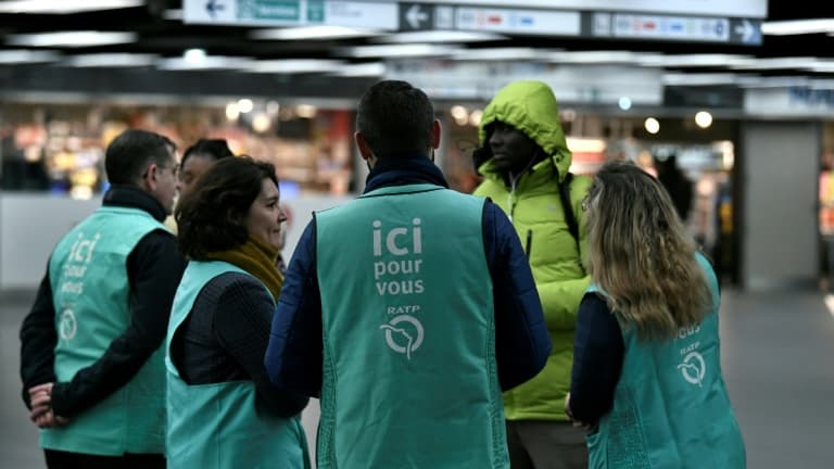 Des agents de la RATP à la station de métro Châtelet-Les-Halles le 19 janvier 2023 à Paris.