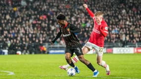 Elye Wahi au duel avec Jerdy Schouten lors de PSV Eindhoven-Lens (1-0, Ligue des champions), le 8 novembre 2023