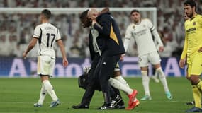David Alaba lors de sa sortie du terrain sur blessure, le 17 décembre 2023, au Santiago Bernabeu