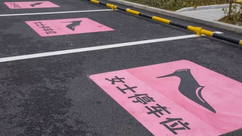 Deux stations service en Chine ont créé des places de stationnement réservées aux femmes, avec un marquage rose et une forme de talon pour la signalétique.
