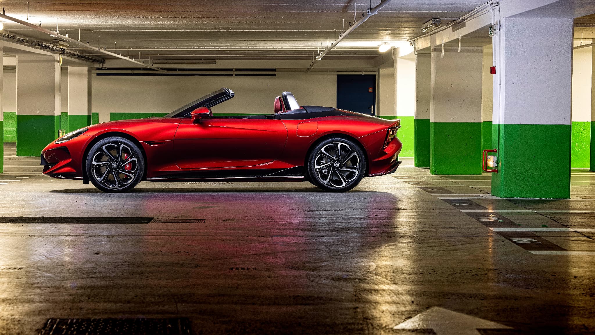 Le MG Cyberster rend hommage aux roadsters de la marque anglaise, en version 100% électrique. Le MG Cyberster rend hommage aux roadsters de la marque anglaise, en version 100% électrique.