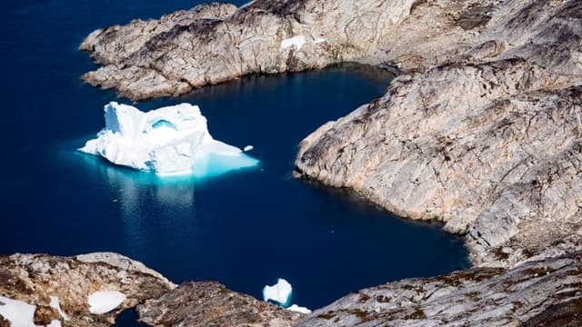 Un iceberg flotte le long de la côte orientale du Groënland près de Qulusuk