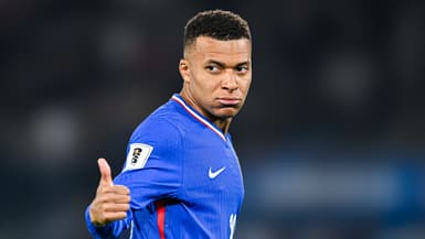 Kylian Mbappé pouce levé pendant le match de la France contre l'Azerbaïdjan, le 10 octobre 2025
