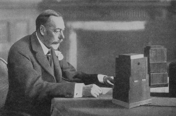 Le roi George V enregistrant le premier discours royale de Noël
