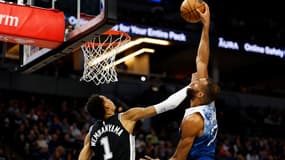 Victor Wembanyama et Rudy Gobert lors du match entre les San Antonio Spurs et les Minnesota Timberwolves, le 28 février 2024 en NBA
