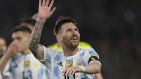 Lionel Messi salue le public de la Bombonera après la victoire de l'Argentine contre le Venezuela 3-0 en qualifications au Mondial-2022, à Buenos Aires, le 25 mars 2022