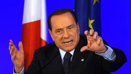 Silvio Berlusconi a déclaré dimanche avoir fait tout récemment ses comptes et posséder toujours une majorité à la Chambre des députés italienne. /Photo prise le 4 novembre 2011/REUTERS/Dylan Martinez