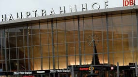 Des fleurs et messages de protestations ont été déposées devant la gare de Cologne, après les agressions sexuelles de centaines de femmes durant la nuit du Nouvel an 2016.