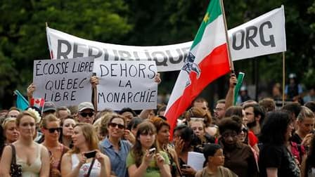 Si de nombreux admirateurs se sont pressés samedi à Montréal, au Québec, pour saluer le prince William et son épouse Kate lors de cette nouvelle étape de leur visite de neuf jours au Canada, des manifestants antimonarchistes ont également fait entendre le