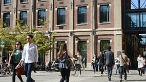 Des étudiants devant la Toulouse School of Economics, le 13 octobre 2014