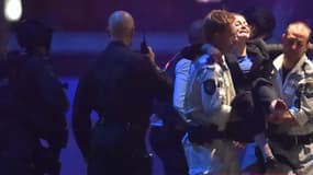 Une otage évacuée par la police, au moment de l'assaut. 