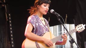 La chanteuse folk Paulette Wright, en 2013, lors du festival Musique en Omois.
