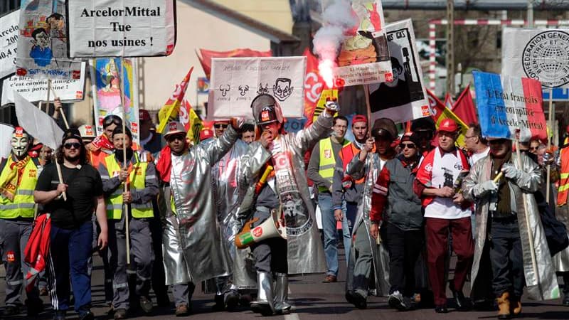 Plus d'un millier de salariés de la métallurgie, dont les sidérurgistes de plusieurs sites d'ArcelorMittal, ont manifesté à Florange (Moselle), dans le cadre d'une journée d'action organisée par la CGT mais rejointe localement par FO et la CFDT, a constat