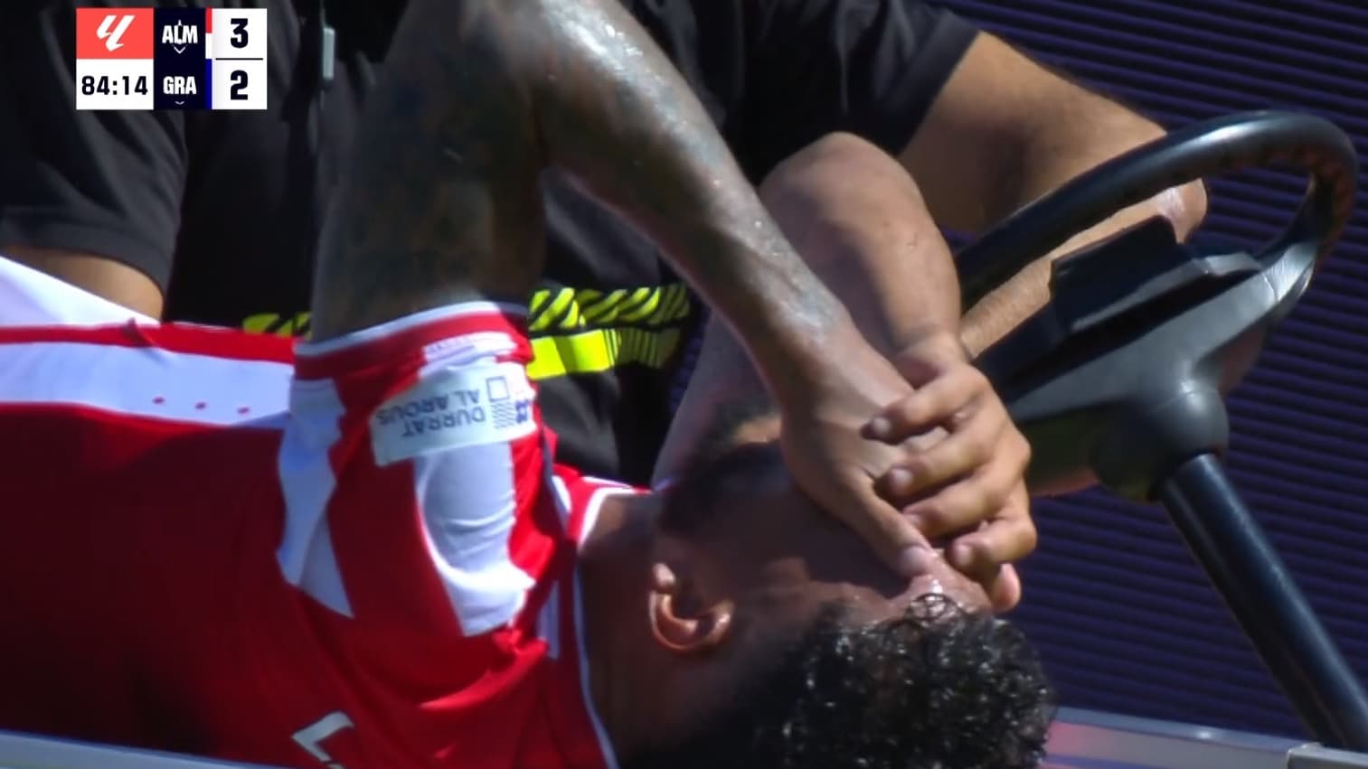Luis Suarez sortant sur civière lors d'Almeria-Grenade le 1er octobre 2023 Luis Suarez sortant sur civière lors d'Almeria-Grenade le 1er octobre 2023