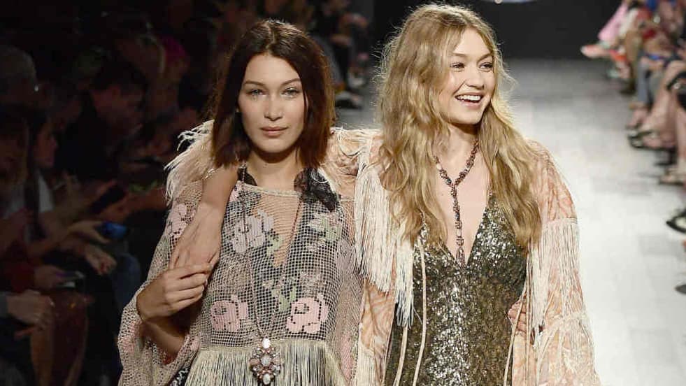 Bella et Gigi Hadid au défilé Anna Sui lors de la Fashion Week de New-York Bella et Gigi Hadid au défilé Anna Sui lors de la Fashion Week de New-York
