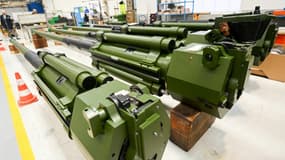 Une chaîne d'assemblage d'un canon Caesar sur le site de l'usine d'armement KNDS à Bourges, le 21 mars 2025 dans le Cher