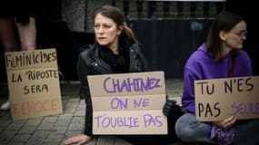 Une pancarte "Chahinez, on ne t'oublie pas" lors d'une manifestation organisée par des associations féministes en marge du procès de Mounir Boutaa, mari de Chahinez Daoud, devant le tribunal de Bordeaux, le 24 mars 2025