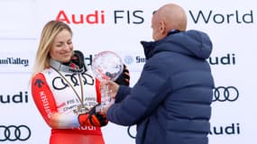 Le président de la FIS remettant le globe du Super G à Lara Gut-Behrami en mars 2025