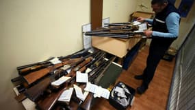 Dépôt d'armes à Lisle-sur-Tarn le 28 novembre 2022 lors de l'opération nationale d'abandon - ou d'enregistrement - d'armes illégales, coordonnée par le ministère de l'Intérieur qui dure jusqu'au 2 décembre