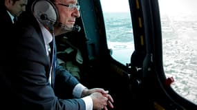François Hollande à bord d'un hélicoptère militaire en 2012. Dans une interview au Monde, il a abordé les dossiers irakien et ukrainien.
