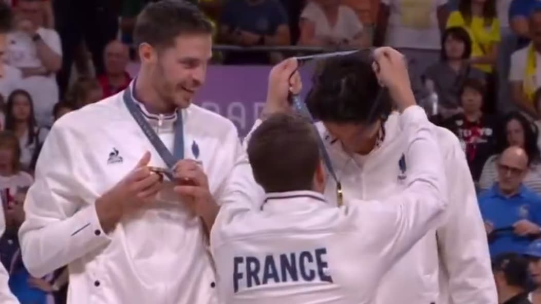 Trévor Clevenot met sa médaille d'or autour du cou de Timothée Carle