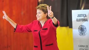 Le Tribunal électoral suprême du Brésil a confirmé dimanche soir l'élection de Dilma Rousseff à la présidence du pays avec plus de 55% des voix. /Photo prise le 31 octobre 2010/REUTERS/Diego Vara