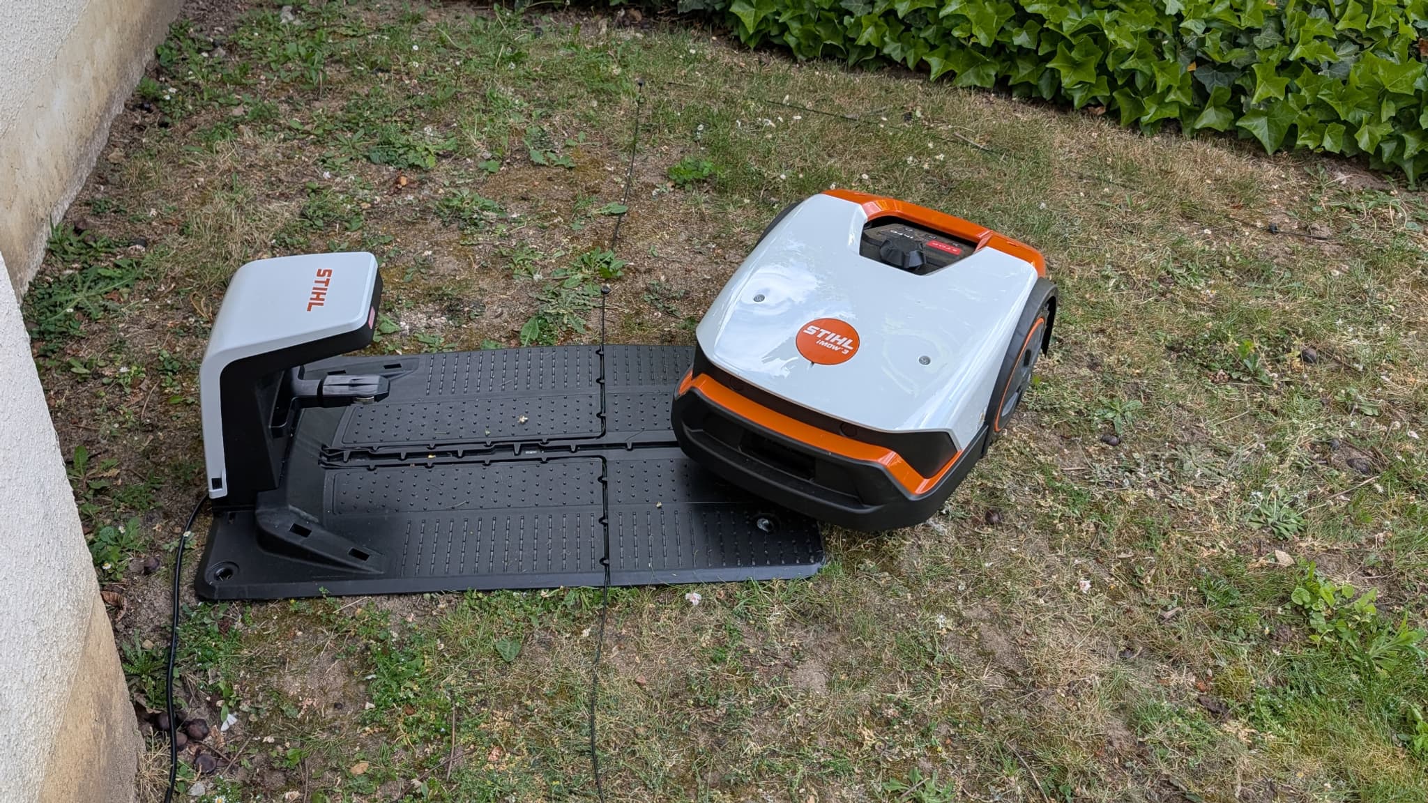 Le robot regagne la station en s’aidant du fil périmétrique. Le robot regagne la station en s’aidant du fil périmétrique.